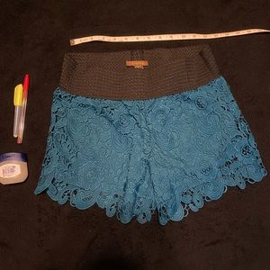 Elastic, dark turquoise shorts with lace detailing